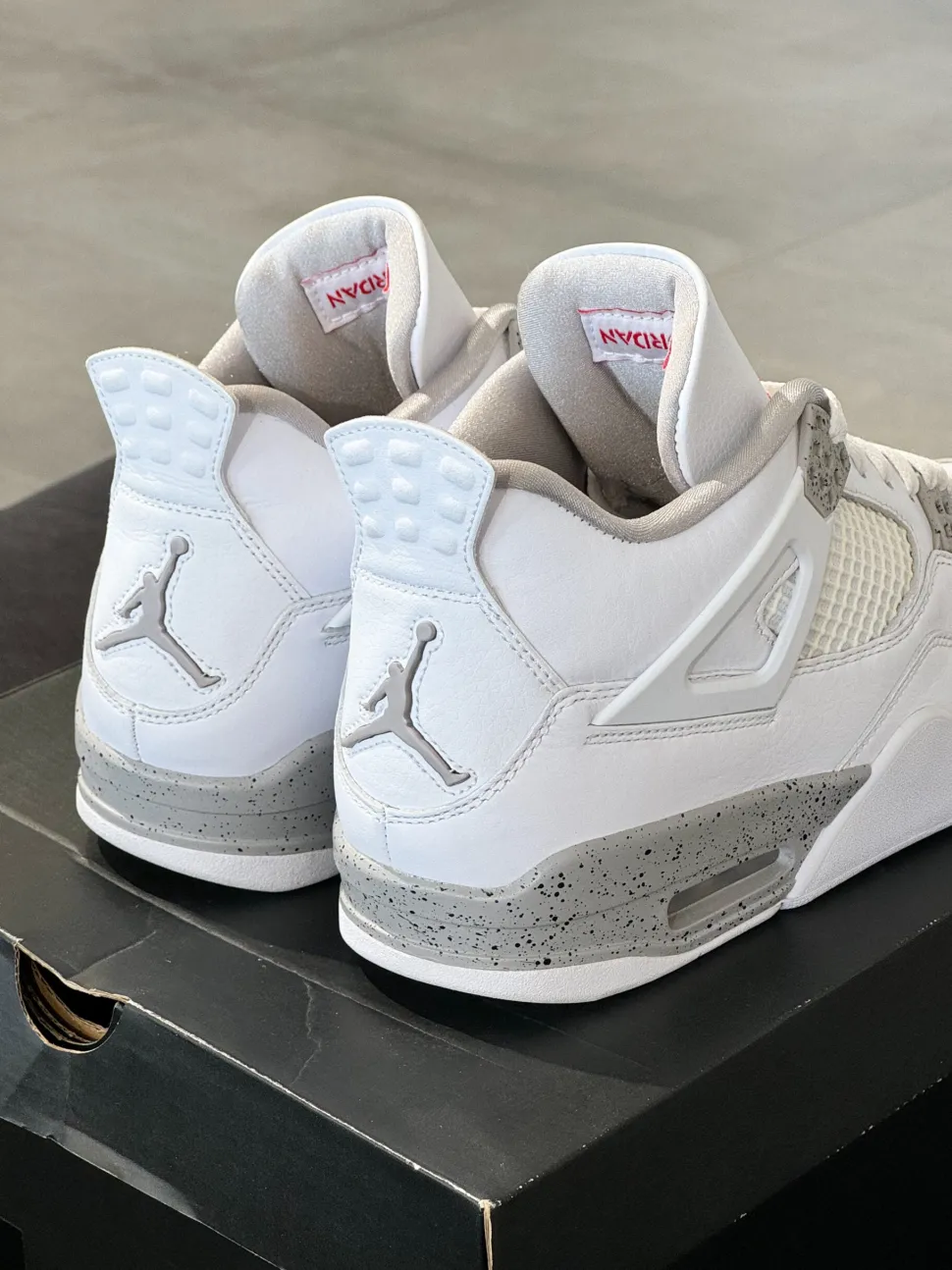 Jordan 4 Retro 42.5 - White Oreo (USADO, REPLACEMENT BOX)