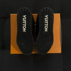 Louis Vuitton Trainer Black 42.5 - Embossed Monogram (USADO)
