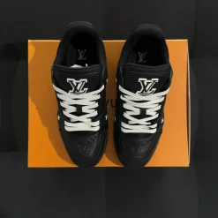 Louis Vuitton Trainer Black 42.5 - Embossed Monogram (USADO)