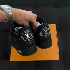 Louis Vuitton Trainer Black 42.5 - Embossed Monogram (USADO)