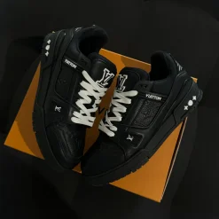 Louis Vuitton Trainer Black 42.5 - Embossed Monogram (USADO)