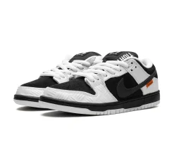 Nike SB Dunk Low - TIGHTBOOTH